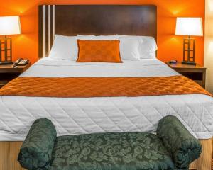 Ένα ή περισσότερα κρεβάτια σε δωμάτιο στο Rodeway Inn & Suites near Okoboji Lake +19 φωτογραφίες