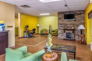 een lobby met een woonkamer met een open haard bij Econo Lodge Inn & Suites in Newton