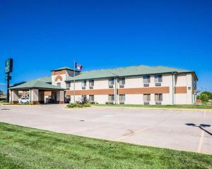 un gran edificio con una bandera encima en Quality Inn & Suites Altoona - Des Moines, en Altoona