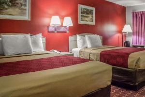 Postel nebo postele na pokoji v ubytování Spencer Inn & Suites