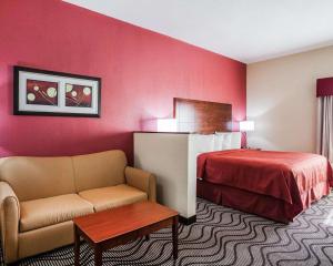 Habitación de hotel con cama y sofá en Quality Inn & Suites Altoona - Des Moines en Altoona