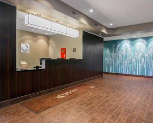 uma sala de espera com uma parede com um mural de plantas em Sleep Inn & Suites Fort Dodge em Fort Dodge