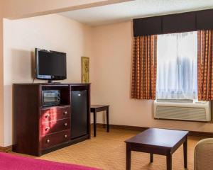 a living room with a tv on top of a dresser at Quality Inn & Suites Ottumwa in Ottumwa