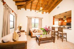 Area tempat duduk di Clarion Suites Roatan at Pineapple Villas