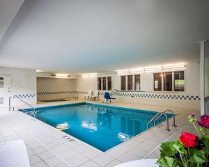 uma grande piscina num hotel em Quality Inn em Pocatello