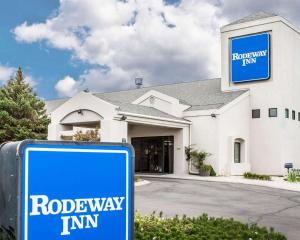 Schild eines Gasthofs auf der Straße vor einem Gebäude in der Unterkunft Rodeway Inn Airport in Boise