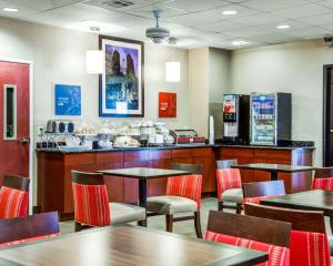 Εστιατόριο ή άλλο μέρος για φαγητό στο Comfort Suites Lombard/Addison