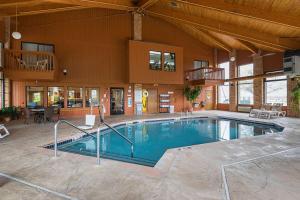 una gran piscina cubierta en un edificio en Quality Inn Waverly, en Waverly