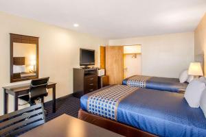 Llit o llits en una habitació de Rodeway Inn Coeur d'Alene