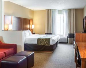 Una habitación de hotel con una cama grande y un sofá. en Comfort Suites Airport, en Boise 25 fotos más
