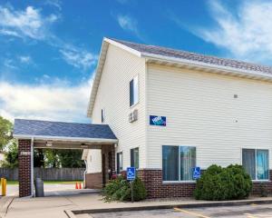 un edificio bianco con cartelli blu davanti di Rodeway Inn Cedar Rapids a Cedar Rapids