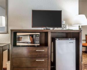 Η κουζίνα ή μικρή κουζίνα στο Rodeway Inn & Suites near Okoboji Lake