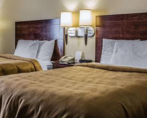 Postelja oz. postelje v sobi nastanitve MainStay Suites Coralville - Iowa City