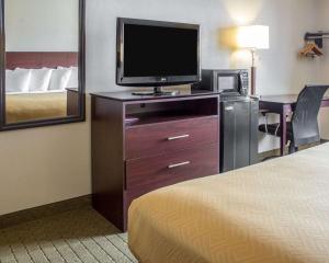 una camera d'albergo con TV su un comò di Econo Lodge ad Ames