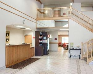 un vestíbulo de un hospital con una escalera y una mesa en Comfort Suites Airport, en Boise