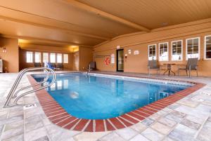 een groot zwembad in een hotelkamer bij Quality Inn Osceola in Osceola