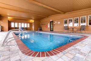 a large swimming pool in a hotel room at Quality Inn Osceola in Osceola