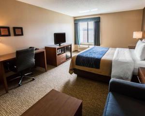 A television and/or entertainment centre at Comfort Inn Crystal Lake - Algonquin