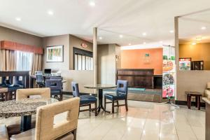 a restaurant with tables and chairs and a bar at Quality Inn & Suites Salem near I-57 in Salem