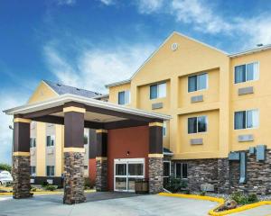 un edificio de hotel con aparcamiento en Comfort Inn & Suites Waterloo - Cedar Falls, en Waterloo