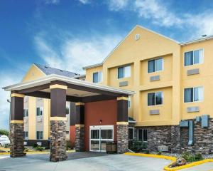 a hotel building with a parking lot at Comfort Inn & Suites Waterloo - Cedar Falls in Waterloo