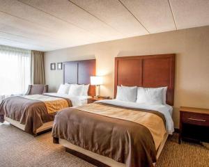 เตียงในห้องที่ Quality Inn & Suites Orland Park - Chicago