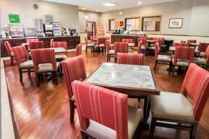 A restaurant or other place to eat at Comfort Inn Crystal Lake - Algonquin