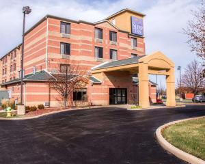 un edificio con un cartel en la parte delantera en Sleep Inn Tinley Park I-80 near Amphitheatre-Convention Center, en Tinley Park