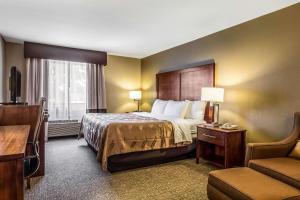 A bed or beds in a room at Quality Inn & Suites Salem near I-57