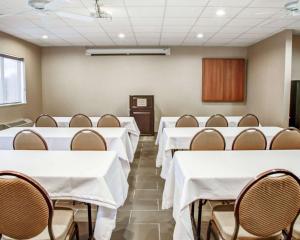 una sala de conferencias con mesas y sillas blancas en Comfort Suites Lombard/Addison, en Lombard