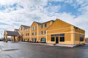 un gran edificio amarillo con aparcamiento en Quality Inn and Suites Harvey, en Harvey