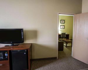 TV a/nebo společenská místnost v ubytování Comfort Inn Morris I-80