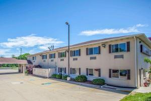 a large white building with a lot of windows at Comfort Suites Peoria I-74 in Peoria