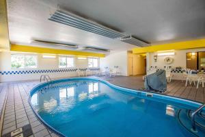 ピオリアにあるComfort Suites Peoria I-74のホテルとホテルの部屋の中の大きなプールを提供しています。