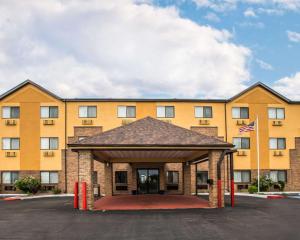 a hotel with a large yellow building at Quality Inn Peru near Starved Rock State Park in Peru