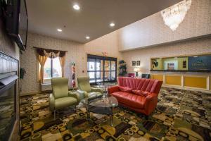 uma sala de estar com um sofá e duas cadeiras em Quality Inn Litchfield Route 66 em Litchfield