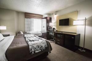 Postel nebo postele na pokoji v ubytování Sleep Inn Rockford I-90