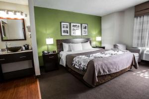 Postel nebo postele na pokoji v ubytování Sleep Inn Rockford I-90