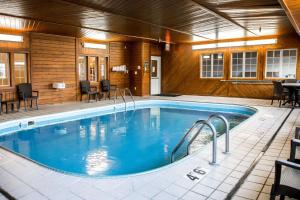 uma grande piscina num edifício com piscina em MainStay Suites Joliet I-55 em Joliet