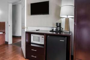 Kuchyň nebo kuchyňský kout v ubytování Sleep Inn Rockford I-90