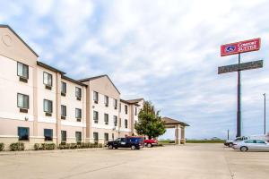 Un edificio con coches aparcados en un estacionamiento. en Comfort Suites Mattoon East, en Mattoon