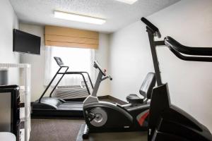 Fitness centrum a/nebo fitness zařízení v ubytování Sleep Inn Rockford I-90