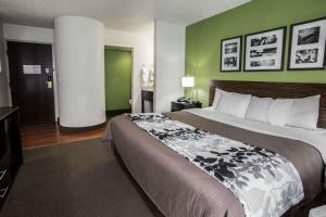 Postel nebo postele na pokoji v ubytování Sleep Inn Rockford I-90