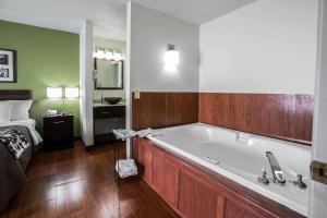 Postel nebo postele na pokoji v ubytování Sleep Inn Rockford I-90