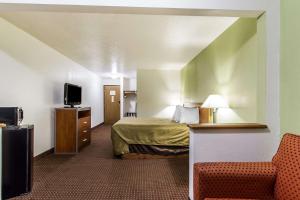 a hotel room with a bed and a tv at Econo Lodge & Suites in Pekin