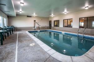 een groot zwembad in een hotelkamer bij Quality Inn & Suites Mendota near I-39 in Mendota