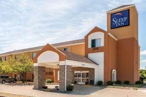 Sleep Inn Springfield West في سبرينغفيلد: فندق مكتوب عليه نزل للنوم