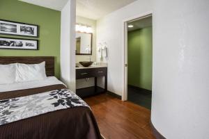 Postel nebo postele na pokoji v ubytování Sleep Inn Rockford I-90