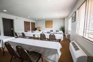una sala de conferencias con mesas y sillas blancas en Sleep Inn Rockford I-90 en Rockford