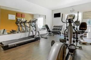 un gimnasio con varias cintas de correr y bicicletas estáticas en Comfort Suites en Fairview Heights